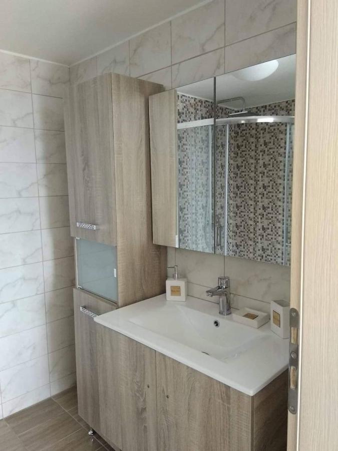 Marina Deluxe Apartments Istro Luaran gambar